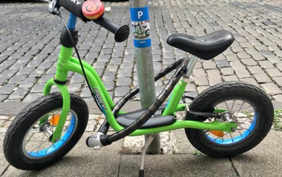 Anak kecil dapat kejutan manis karena parkir sepeda di tiang lampu yang sama selama setahun