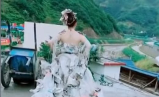 Perempuan ini bikin gaun pengantin pakai 40 kantung semen bekas