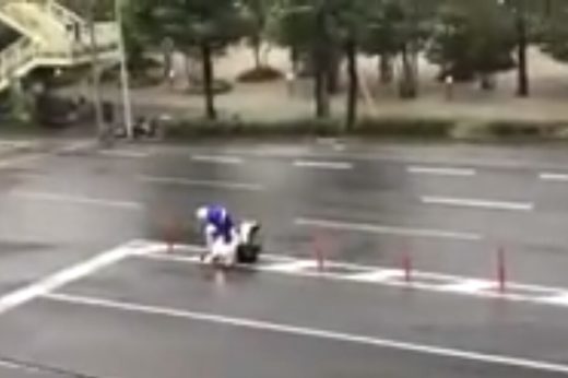 Pegawai Domino Pizza hadapi topan demi antarkan pesanan