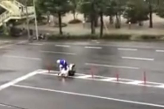 Pegawai Domino Pizza hadapi topan demi antarkan pesanan