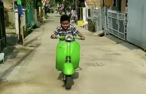 Video anak  kecil  naik sepeda  modif mirip banget Vespa  