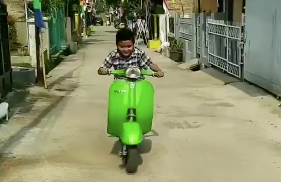 Video anak  kecil naik sepeda  modif mirip  banget Vespa  