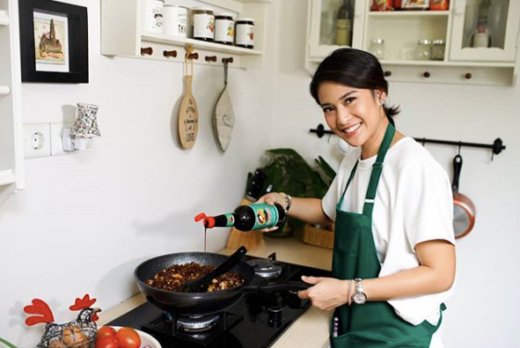 Netizen pertanyakan nasi goreng gelapnya Dian Sastro