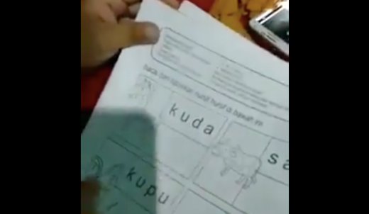 Anak belajar mengeja Bahasa Indonesia bacanya malah Jawa