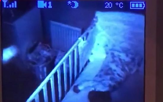 Seorang ayah ketakutan lihat rekaman penampakan di kamar anaknya