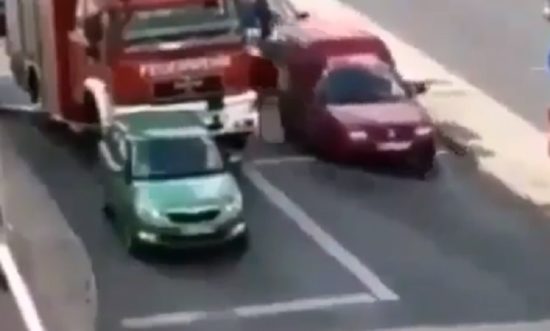KZL! Mobil cuek gak ngasih jalan pemadam kebakaran