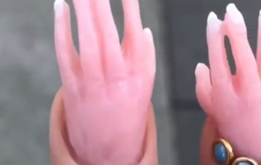 Fingersception: Nail art berbentuk tangan manusia, serem atau keren?
