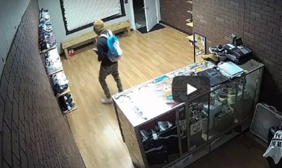 Nyuri sepatu banyak tapi kanannya doang, terekam CCTV