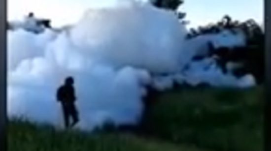 Mirip awan raksasa terjatuh, ternyata busa sabun