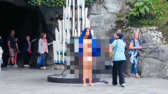 Wanita ditangkap polisi karena nekat telanjang di tempat sakral