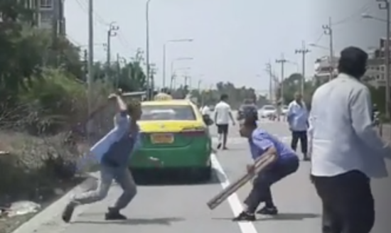 Sopir taksi duel “pedang” tengah jalan, diduga rebutan mahasiswa