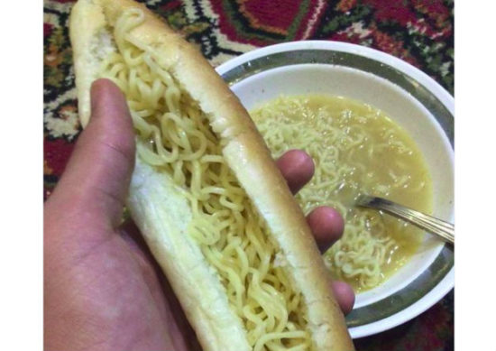 Viral: Indomie kuah jadi isian roti hot dog, mau dilaporin ke polisi