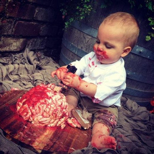 Anak lahir pas Halloween, ibu bikin cake “otak manusia” buat ultah