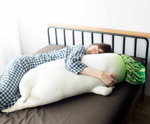 Ada bantal berbentuk lobak seksi buat yang kesepian tidur sendirian