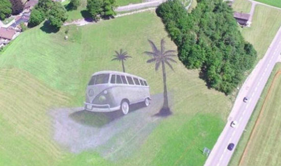 Seniman grafiti ngelukis di atas rumput, kerennya kebangetan