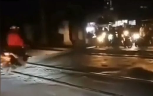 Video viral: Pengendara motor nyaris ditabrak KRL di perlintasan