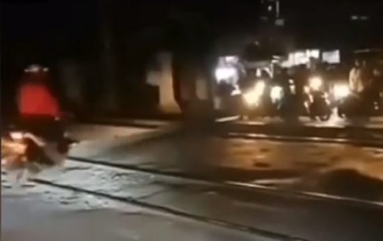 Video viral: Pengendara motor nyaris ditabrak KRL di perlintasan