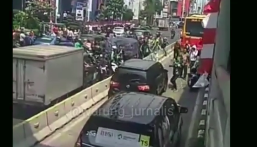Dramatis! Video mobil tabrak lari seruduk separator busway