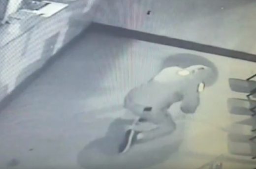 Pencuri lempar batu buat mecahin kaca toko, mental kena kepala sendiri