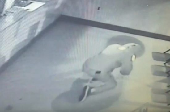 Pencuri lempar batu buat mecahin kaca toko, mental kena kepala sendiri