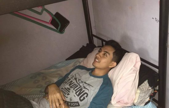 Netizen sulap hanger baju jadi holder HP buat nonton video