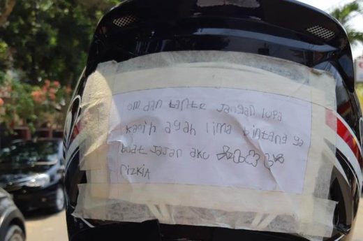 Helm ojol viral: Ditempelin pesan anak kecil minta bintang buat jajan