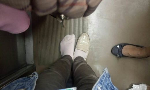 Bak Cinderella, kisah penumpang KRL menemukan sebelah sepatunya yang hilang