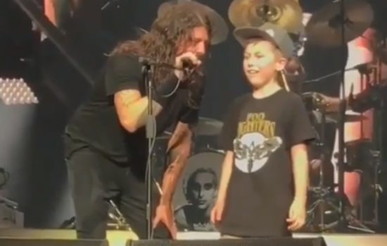 Bocah 10 tahun main gitar bawain lagu Metallica di konser Foo Fighters