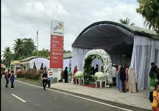 Anti mainstream, resepsi pernikahan di pom bensin