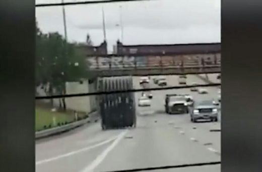 Kumparan raksasa menggelinding di jalan raya hampir melindas mobil