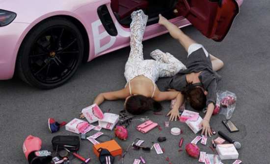 Falling Stars Challenge: Tren tantangan aneh pura-pura jatuh di mana aja