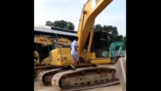 Video: Anti-mainstream, joggingnya di atas roda eskavator