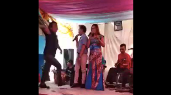 Joget nyentrik pria di hajatan, ada yang tau namanya goyang apa?