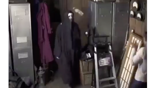 Video prank horor gagal serem: Valak KW kesakitan ditimpuk botol