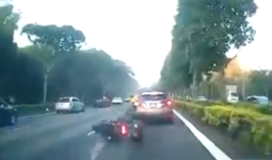 Video: Taksi buka pintu di tengah jalan, 2 motor tabrakan
