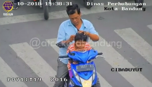 Video: Pemotor bawa anak kecil tanpa helm, ditegur malah asyik cari kutu