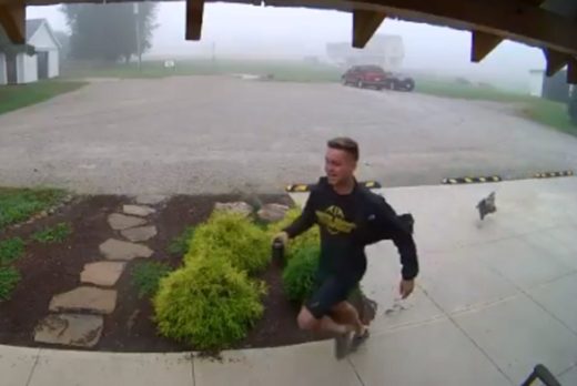 Terekam kamera lari terbirit-birit dikejar ayam, nih orang jadi viral