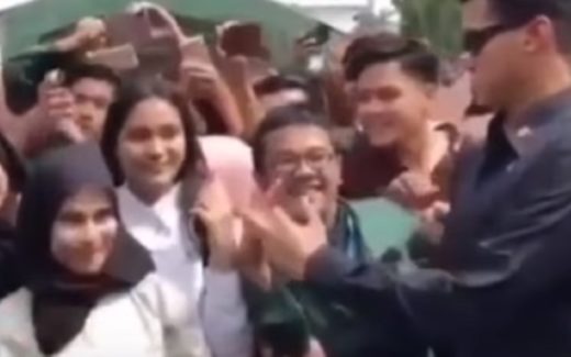 Aksi Paspampres saat ada yang acungkan 2 jari ketika foto bareng Presiden Jokowi