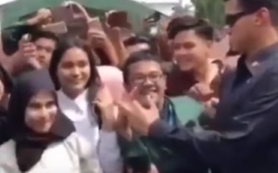 Aksi Paspampres saat ada yang acungkan 2 jari ketika foto bareng Presiden Jokowi