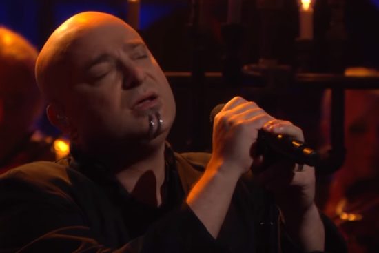 Setelah berusia 45 tahun, vokalis Disturbed lepas piercing dagu legendarisnya