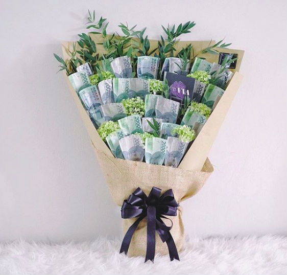 Bukan bunga ada florist jual buket berisi uang Batok