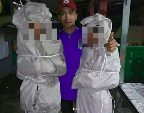 Niat ngeprank, pocong gadungan ditangkap warga disuruh tidur di kuburan