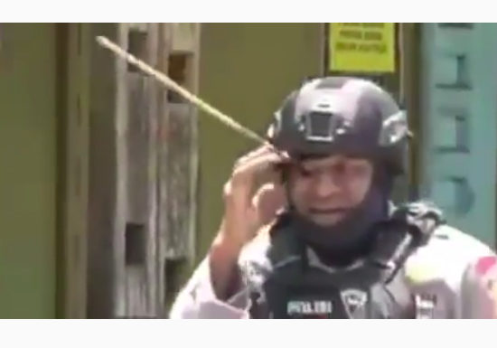 Video: Polisi Indonesia jagoan, panah nancep di mata masih bisa jalan