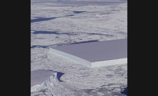 Gunung es berbentuk persegi dibilang bikinan alien sama netizen