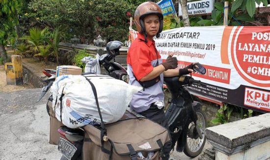 Kurir JNE dapat penghargaan setelah viral dimaki pelanggan