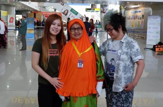 Kakak-adik berangkatin umrah pengasuhnya yang telah 24 tahun bekerja