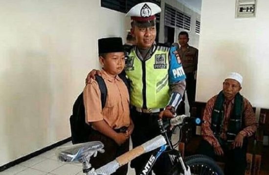 Menangis saat kepergok naik motor, anak kecil dapat sepeda dari polisi