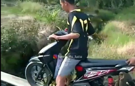 Nyebrangin papan, motornya selamat orangnya nyebur (video)