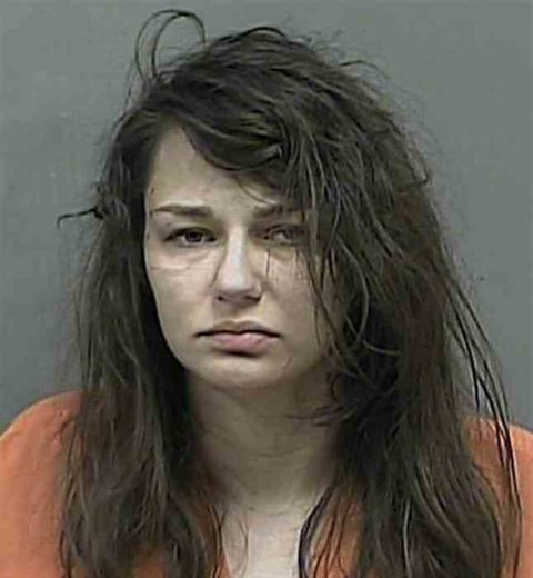 Perempuan separuh telanjang malam-malam naik plafon restoran, ditangkap polisi