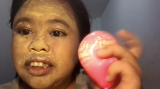 Bikin video make up pakai balon berisi air, beauty vlogger dibully netizen